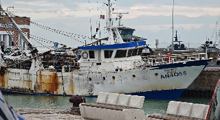 Colpito da un cavo cade in mare: morto pescatore